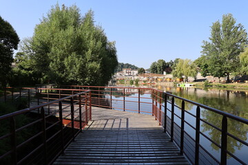 Fototapeta premium La rivière l'Isle dans Périgueux, ville de Périgueux, département de la Dordogne, France