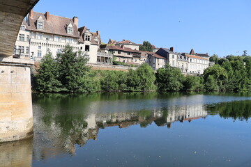 Fototapeta na wymiar La rivière l'Isle dans Périgueux, ville de Périgueux, département de la Dordogne, France