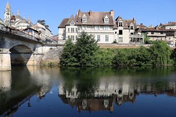 Fototapeta na wymiar La rivière l'Isle dans Périgueux, ville de Périgueux, département de la Dordogne, France