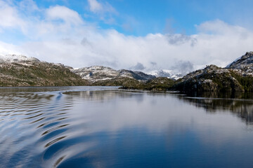 Montagnes enneigées de Patagonie vues de l'océan pacifique