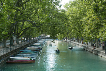 Obraz premium Barques sur le Canal du Vassé, vue depuis le Pont des Amours à Annecy