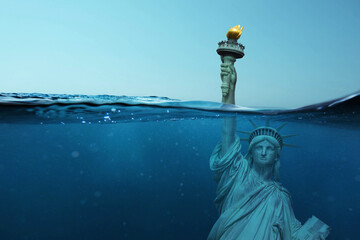 Statue of Liberty Underwater. Catastrophe and global warming, concept. Flooding of America. Creative idea of environmental pollution - obrazy, fototapety, plakaty