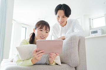Fototapeta premium タブレットを見るカップル