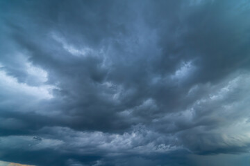 Obraz premium Horizon panorama and dramatic twilight sky and cloud sunset background. Natural sky background texture, beautiful color. Dark clouds, big storm and rain.