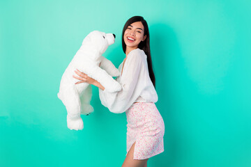 Photo of lady hold soft white bear toy boyfriend 14 february present wear short skirt shirt...