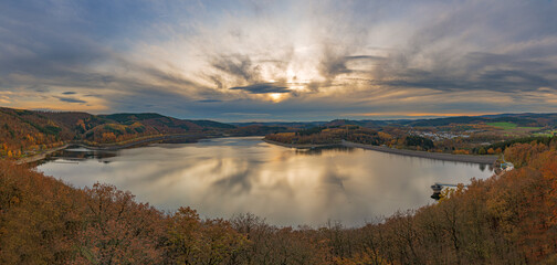 Biggesee vom Aussichtspunkt Biggeblick und die umliegenden Wälder im Herbst bei Sonnenuntergang