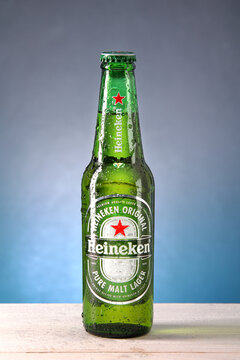Bottiglia di birra Heineken con gocce in superficie
