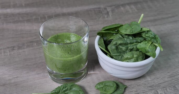 Frullato di spinaci nel bicchiere