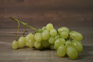 Grappolo d'uva sul tavolo