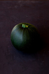 okrągła cukinia na zielony tle warzywo zdrowe uprawa zbiór - obrazy, fototapety, plakaty