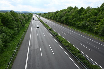 Ungewöhnlich leere Autobahn  A2 im Auetal