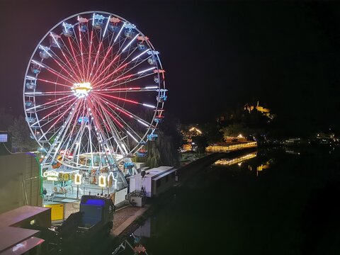 Das Riesenrad der Michaelismesse in Miltenberg am Main in dunkler Nacht