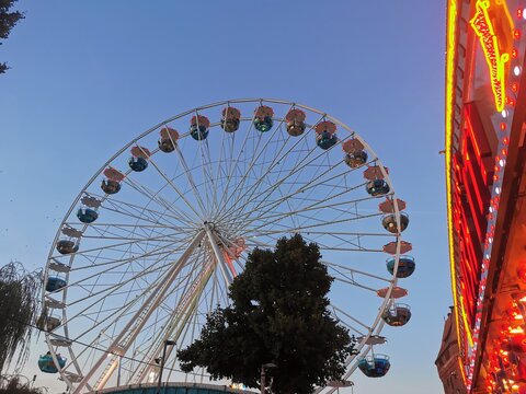 Riesenrad auf einem Rummelplatz der Michaelismesse in Miltenberg