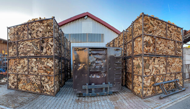 Boxen mit Scheitholz - Brennstoffhandel 