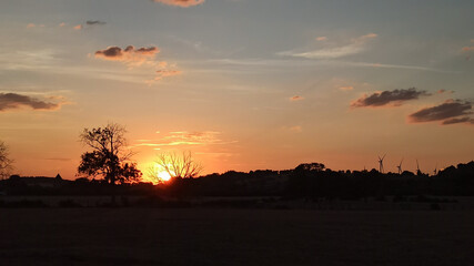 Coucher de soleil avec éoliennes