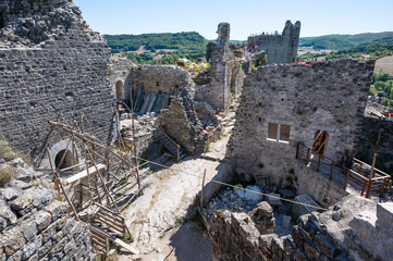 Les ruines et le chantier de rénovation médiéval de la forteresse de Penne, gorges de l'Aveyron, Tarn, Occitanie, France