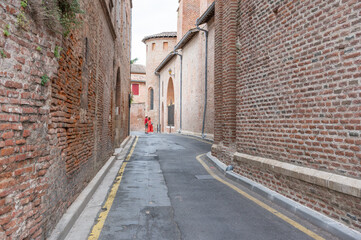 Murs de brique rouge dans une ruelle à proximité de l'église Saint Michel de Gaillac, Tarn, Occitanie, France
