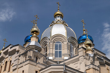 Fototapeta na wymiar Golden domes of an Orthodox church with crosses