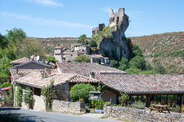 La forteresse médiévale de Penne domine le village de Penne, gorges de l'Aveyron, Tarn, Occitanie - obrazy, fototapety, plakaty