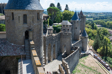 Vue sur les remparts de la cité de Carcassonne depuis le château comtal, Aude, Occitanie, France - 528484564