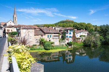 Vue sur Saint-Antonin-Noble-Val depuis le Pont de Saint Antonin, gorges de l'Aveyron, Tarn et Garonne, Occitanie, France
