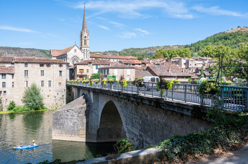 Vue sur Saint-Antonin-Noble-Val depuis le Pont de Saint Antonin, gorges de l'Aveyron, Tarn et Garonne, Occitanie, France