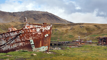 Bow of a rusted whaling ship beached at the old whaling station at Grytviken, South Georgia Islands - obrazy, fototapety, plakaty