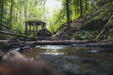 Hütte mit Wasser in der Karlstalschlucht im Pfälzerwald in Rheinland Pfalz 