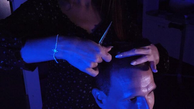 Coiffeuse au travail