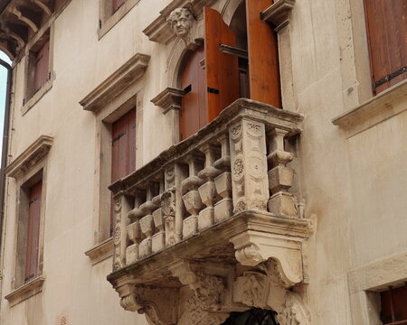  facciata di un palazzo antico con balcone decorato