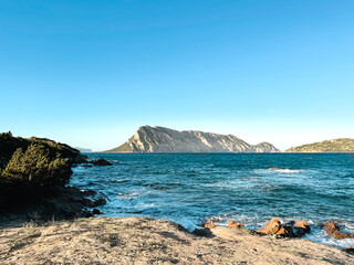 Fototapeta na wymiar Ausblick vom Strand auf die Insel Tavolara auf Sardinien in Italien