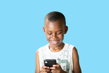 giovane ragazzo nero usa lo smartphone sorridendo e isolato su sfondo blu