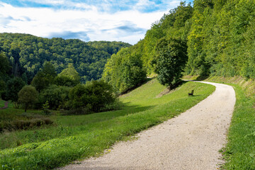 Fototapeta na wymiar Wanderweg durch das Hasental bei Wiesensteig, schwäbische Alb