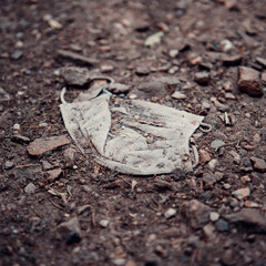 Maske im Dreck Corona