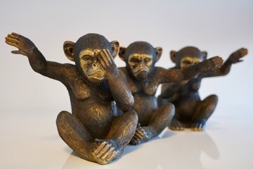 Fototapeta na wymiar le tre scimmiette sagge al contrario 