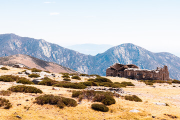 Un refugio antiguo abandonado y en ruinas en una montaña, Sierra de Gredos, España