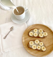 Tostadas y café en una mesa