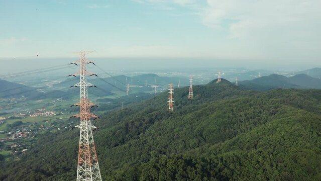 산 위의 고압 전기가 흐르는 송전탑의 항공뷰