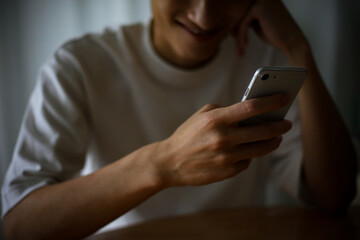 スマートフォンを操作する男性　詐欺イメージ
