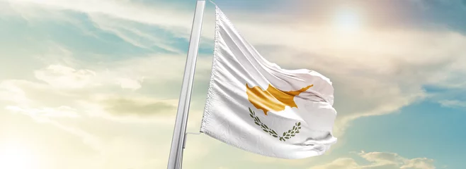 Gordijnen Cyprus nationale vlag doek stof zwaaien in de lucht - Image © Faraz