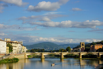 Fototapeta na wymiar Brücke über den Amo in Florenz, Blick auf die Berge