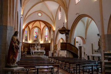 Fototapeta premium Intérieur de l'église Saint-André de La-Cadière-d'Azur, France, village situé dans le département du Var, en région Provence-Alpes-Côte-d'Azur