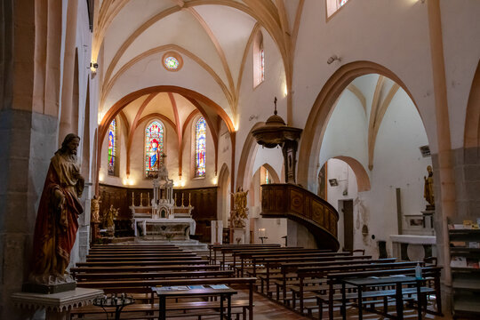 Intérieur de l'église Saint-André de La-Cadière-d'Azur, France, village situé dans le département du Var, en région Provence-Alpes-Côte-d'Azur