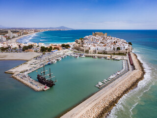 Fotografía de Peñíscola con un galeón atracado en el puerto.