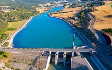 Vue aérienne du barrage hydraulique de Saint-Sauveur, sur la rivière Buëch, dans le département...