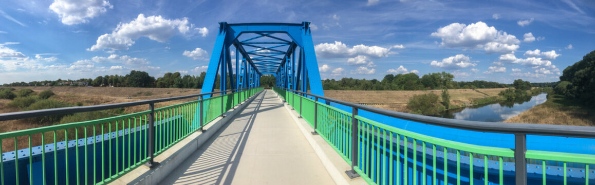 Fahrrad und Fussg&auml;ngerbr&uuml;cke &uuml;ber den Fluss Lippe in Dorsten 
