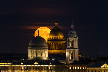 Fototapeta na wymiar Full moon on the background of the cathedrals in st. petersburg