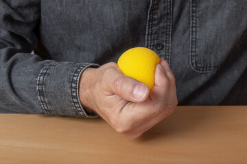 Physiotherapie mit Handgymnastikball