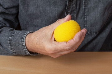 Physiotherapie mit Handgymnastikball