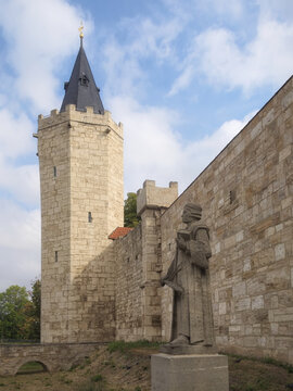M&uuml;hlhausen - Thomas-M&uuml;ntzer-Denkmal vor der historischen Stadtmauer, Th&uuml;ringen, Deutschland, Europa